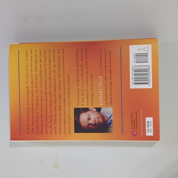 Eckhart Tolle's 'A New Earth' Softcover Inspirational Book - Picture 2 of 2